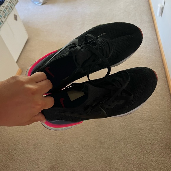 Barely used Nike Flynit react - Size 9.5 - Picture 2 of 3